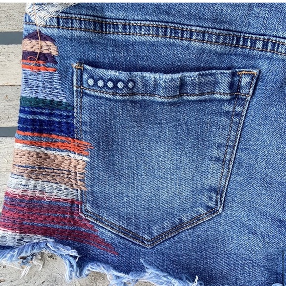 BlankNYC Embroidered Astor Jean Shorts!! LIKE NEW CONDITION!!! - Picture 7 of 15
